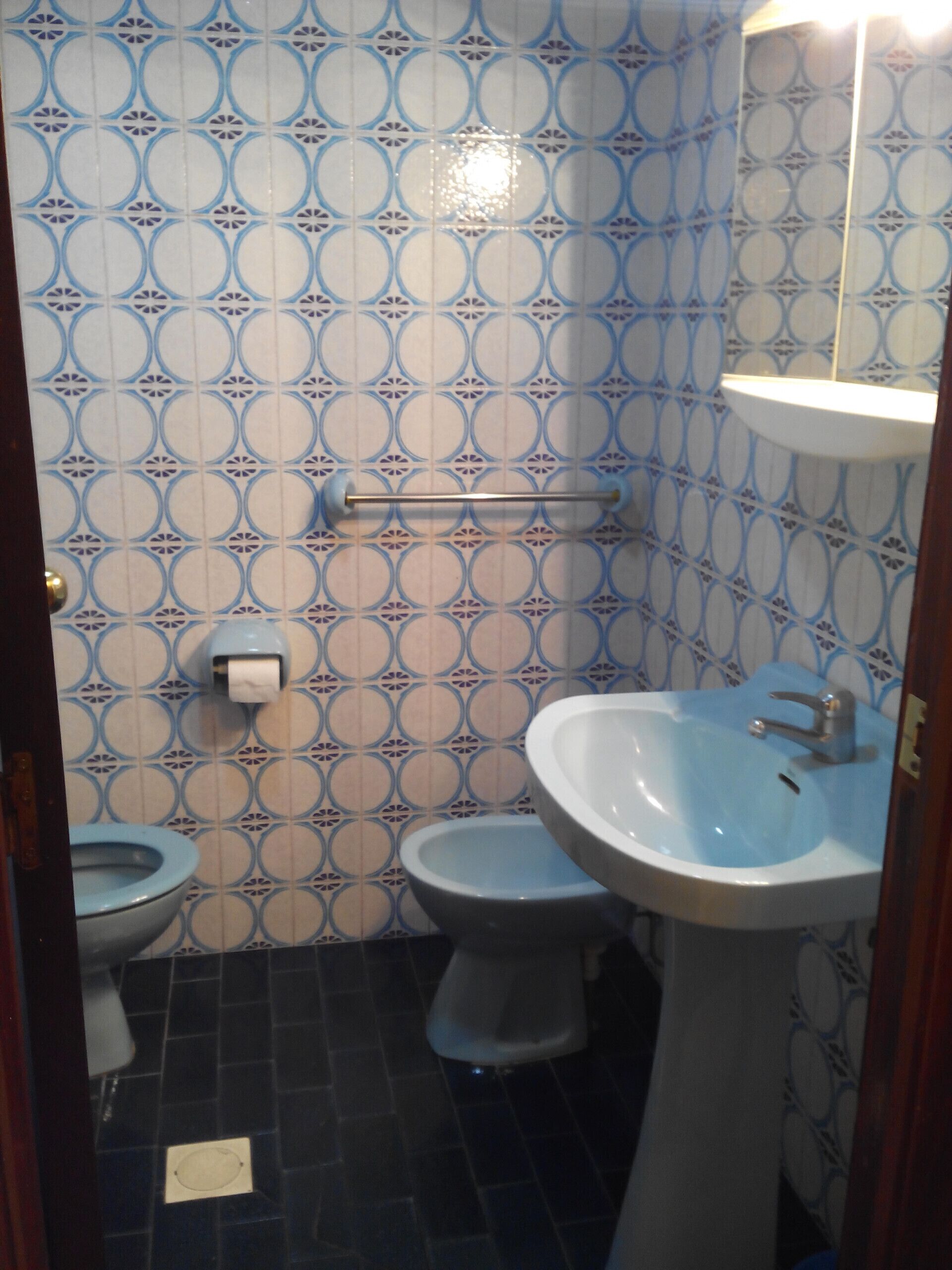 Bathtub, towels, toilet paper