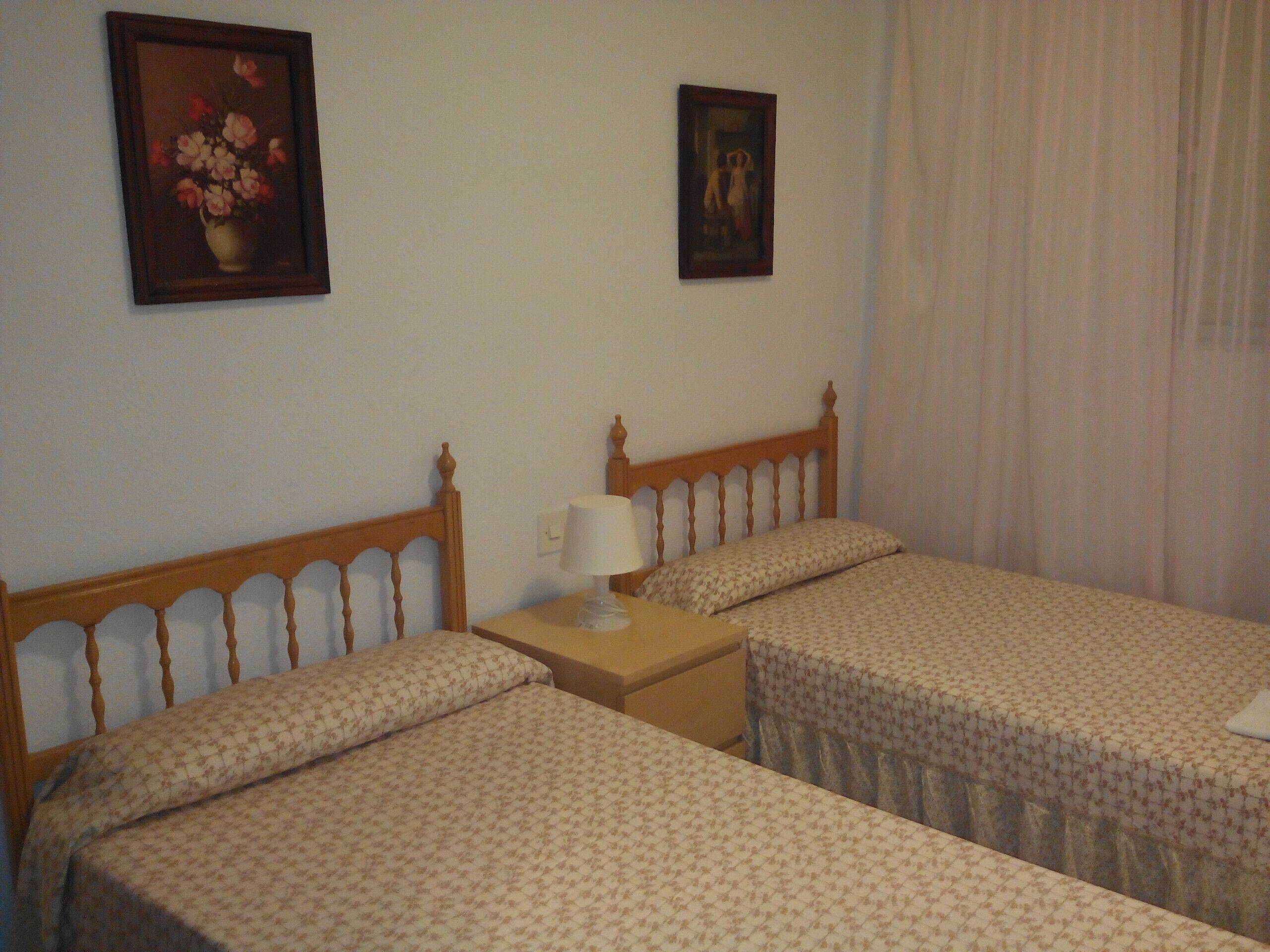 1 chambre, coffres-forts dans les chambres, fer et planche à repasser