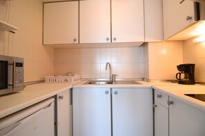 冷蔵庫、電子レンジ、コーヒー / ティーメーカー、トースター