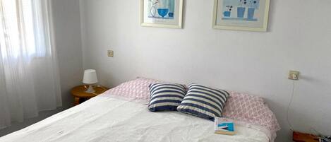 1 slaapkamer, een strijkplank/strijkijzer, gratis wifi, beddengoed