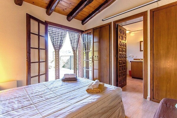 8 habitaciones, tabla de planchar con plancha y wifi gratis