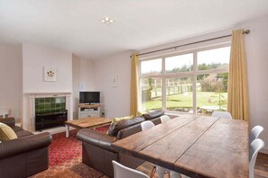 Living area - Traditional 3‑Bedroom Countryside Cottage near St Andrews with Garden, Parking & Pet Friendly (St. Andrews)