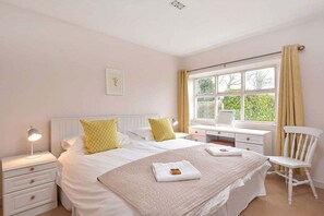 3 bedrooms, Internet, bed sheets - Traditional 3‑Bedroom Countryside Cottage near St Andrews with Garden, Parking & Pet Friendly (St. Andrews)