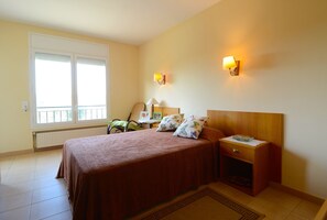 4 makuuhuonetta, silitysrauta/-lauta, ilmainen Wi-Fi, vuodevaatteet