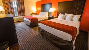 Une chambre d’hôtel avec deux lits, un bureau et une chaise.