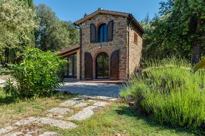 A stone building with arched windows and a stone pathway leading to it. - Tuscany Villa with Breathtaking View at Dotholiday (Civitella in Val di Chiana)