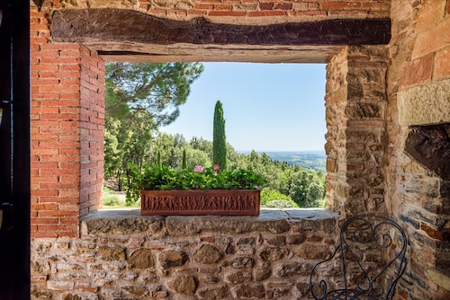 Toskana Villa mit atemberaubender Aussicht, Pool, großem Garten und Privatsphäre