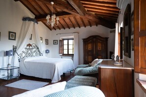 5 bedrooms, iron/ironing board, internet, bed sheets