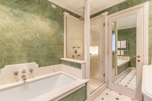 Badewanne, kostenlose Toilettenartikel, Haartrockner