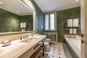 Bathtub, free toiletries, hair dryer - Ca' Del Teatro Terrace (Venice)