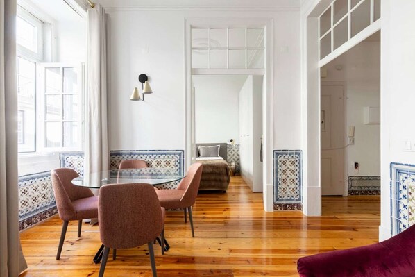 Dining - ✨Authentic Local Charm: Luxurious and Comfortable Apartment (Lisbon)