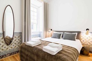 2 slaapkamers, een bureau, een strijkplank/strijkijzer, reisbedje