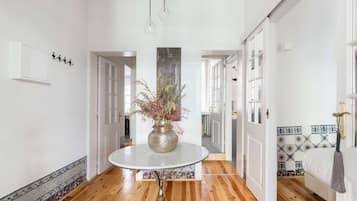 2 habitaciones, escritorio y tabla de planchar con plancha