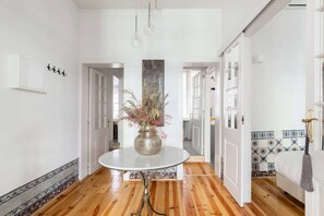 2 bedrooms, desk, iron/ironing board, travel cot - ✨Authentic Local Charm: Luxurious and Comfortable Apartment (Lisbon)