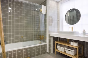 Baignoire, sĂšche-cheveux, serviettes fournies