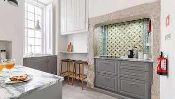 Refrigerador, microondas, placa de cocina, lavavajillas