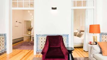 智能电视、DVD 播放器、书、办公室