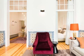 Smart TV, DVD player, books, offices - ✨Authentic Local Charm: Luxurious and Comfortable Apartment (Lisbon)