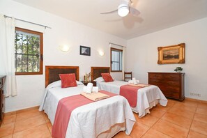 3 chambres, fer et planche Ă repasser, Wi-Fi, draps fournis