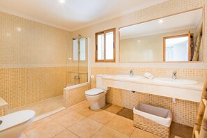 Ensemble douche/baignoire, bidet, serviettes fournies