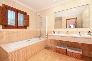 Ensemble baignoire-douche, bidet, serviettes fournies