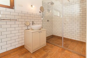 Bathtub, hair dryer - Cherry Orchard House, Karst Region - Spacious house with wonderful views over vineyards. (Kojsko)