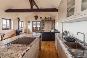 Fridge, microwave, stovetop, dishwasher