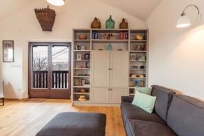 Smart TV, fireplace - Cherry Orchard House, Karst Region - Spacious house with wonderful views over vineyards. (Kojsko)