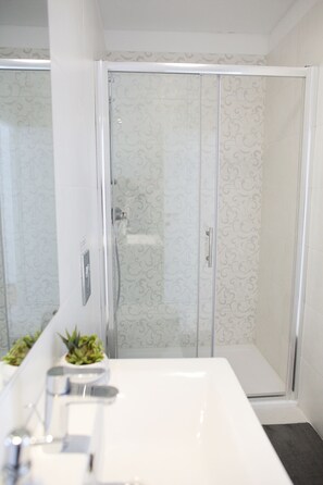 Ensemble douche/baignoire, sèche-cheveux, serviettes fournies