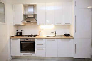Fridge, microwave, oven, stovetop - Luxury Le Monde Apartment in the center of Split (Split)