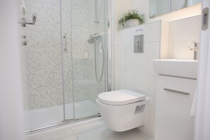 Duschwanne, Haartrockner, Handtücher, Toilettenpapier