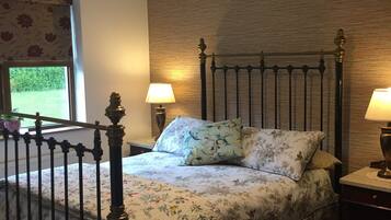 5 bedrooms, iron/ironing board, Internet