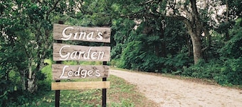 Ginas Garden Lodges, Aitutaki - 4 self contained lodges in a beautiful garden