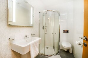 Bathtub, hair dryer, towels - The Hillock North G6 (Marsalforn)