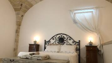 6 Schlafzimmer, Zimmersafe, Schreibtisch, Bügeleisen/Bügelbrett