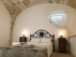 6 Schlafzimmer, Zimmersafe, Schreibtisch, Bügeleisen/Bügelbrett