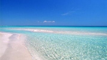 Una spiaggia nelle vicinanze, lettini da mare, teli da spiaggia