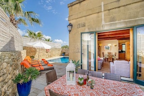 Outdoor dining - Casetta Menzja Holiday Home (Ta' Sannat)