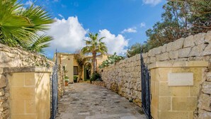 Property grounds - Casetta Menzja Holiday Home (Ta' Sannat)