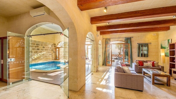 Indoor pool - The Hamlet 3 Holiday Home (L-Għasri)