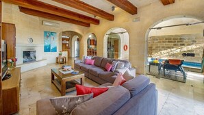 TV, fireplace - The Hamlet 3 Holiday Home (L-Għasri)