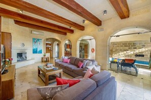 TV, fireplace - The Hamlet 3 Holiday Home (L-Għasri)