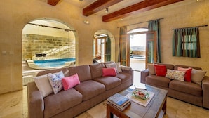 TV, fireplace - The Hamlet 3 Holiday Home (L-Għasri)
