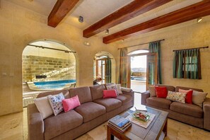 TV, fireplace - The Hamlet 3 Holiday Home (L-Għasri)