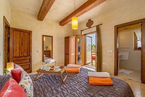 4 soverom, safe på rommet, strykejern/-brett og wi-fi (inkludert)