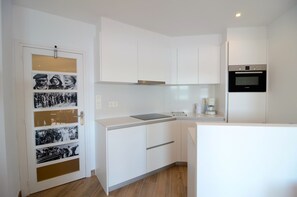 Een koelkast, een microgolfoven, een oven, een vaatwasser