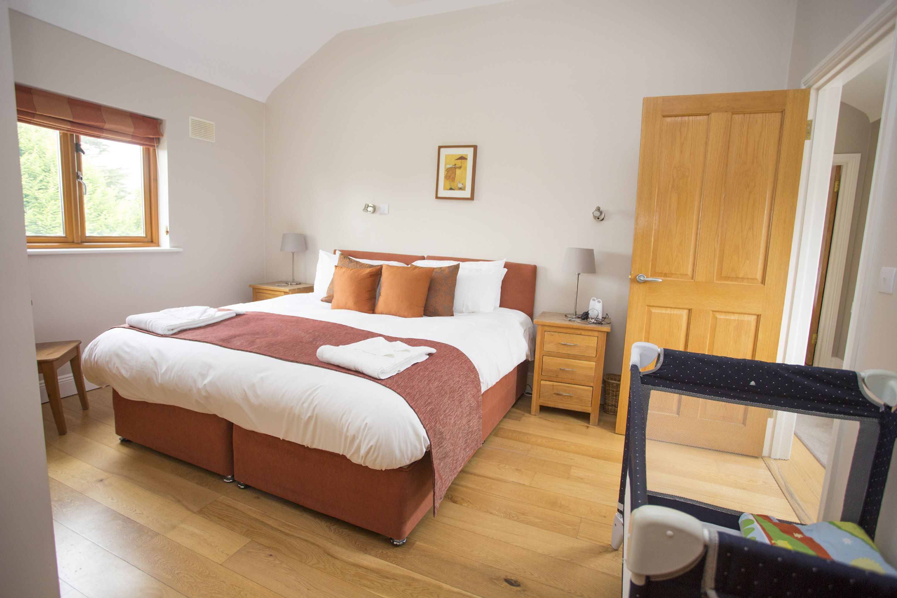 3 bedrooms, internet, bed sheets