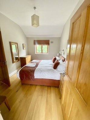 3 bedrooms, iron/ironing board, free WiFi, bed sheets - Delightful 3 bedroom cottage in a beautifully landscaped and private courtyard (Navan)