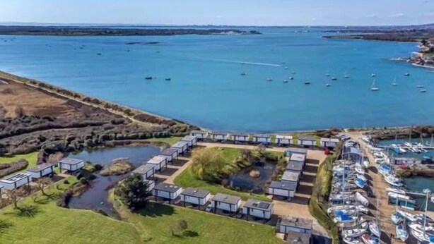 Una marina con barche e una fila di camper.