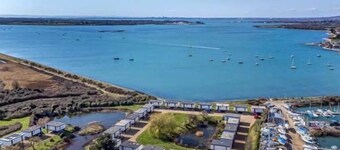 Idyllisk plats i Emsworth segling by.